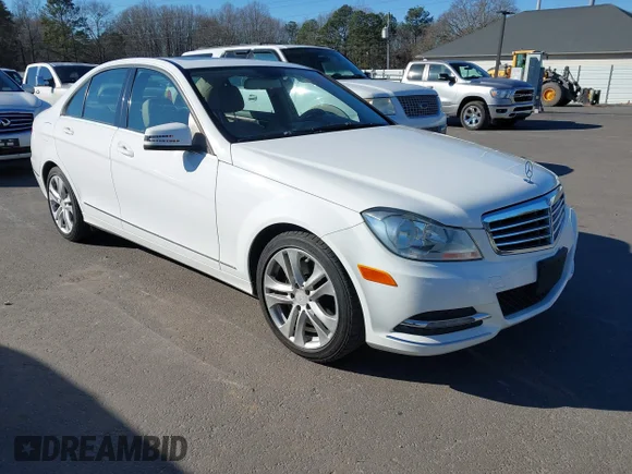 ✅ 2013 Mercedes-Benz C 300 Sport • VIN: WDDGF8AB2DR247345 • Lot: 44064830. Wystawiony na IAAI z przebiegiem 181 003 mil. Bezpłatny archiwum sprzedaży aukcyjnych z USA i szczegółowy raport historii pojazdu na DreamBid. Zdjęcie 1.