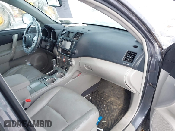 ✅ 2013 Toyota Highlander Plus • VIN: 5TDBK3EH2DS276637 • Lot: 44171188. Wystawiony na IAAI z przebiegiem 208 441 mil. Bezpłatny archiwum sprzedaży aukcyjnych z USA i szczegółowy raport historii pojazdu na DreamBid. Zdjęcie 5.