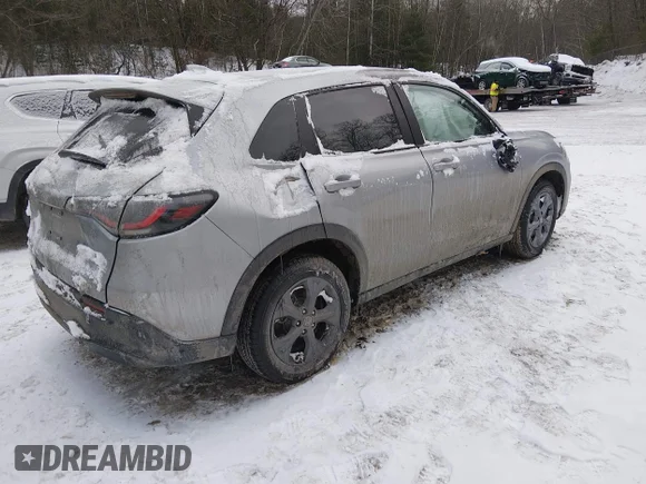 ✅ 2026 Honda HR-V LX • VIN: 3CZRZ2H30TM727822 • Lot: 43927800. Wystawiony na IAAI z przebiegiem 1 910 mil. Bezpłatny archiwum sprzedaży aukcyjnych z USA i szczegółowy raport historii pojazdu na DreamBid. Zdjęcie 4.