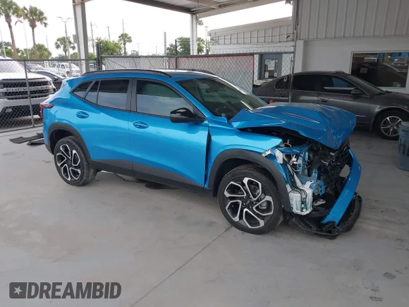✅ 2025 Chevrolet Trax 2RS • VIN: KL77LJEP2SC109642 • Lot: 45279711. Wystawiony na IAAI z przebiegiem 37 878 mil. Bezpłatny archiwum sprzedaży aukcyjnych z USA i szczegółowy raport historii pojazdu na DreamBid. Zdjęcie 1.