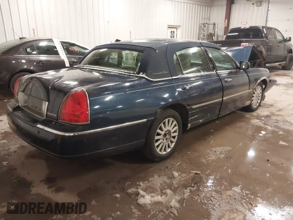 ✅ 2003 Lincoln Town Car Signature • VIN: 1LNHM82W43Y637935 • Lot: 44185495. Wystawiony na IAAI z przebiegiem 72 072 mil. Bezpłatny archiwum sprzedaży aukcyjnych z USA i szczegółowy raport historii pojazdu na DreamBid. Zdjęcie 4.