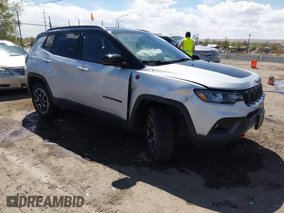 ✅ 2024 Jeep Compass Trailhawk • VIN: 3C4NJDDNXRT145028 • Lot: 44800761. Wystawiony na IAAI z przebiegiem 42 733 mil. Bezpłatny archiwum sprzedaży aukcyjnych z USA i szczegółowy raport historii pojazdu na DreamBid. Zdjęcie 1.