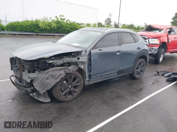 ✅ 2023 Mazda CX-30 S Carbon Edition • VIN: 3MVDMBCM9PM574358 • Лот: 42105931. Опубліковано раніше на IAAI з пробігом 55 975 миль. Безкоштовний доступ до архіву аукціонних продажів зі США та докладний звіт про історію автомобіля на DreamBid. Зображення 2.
