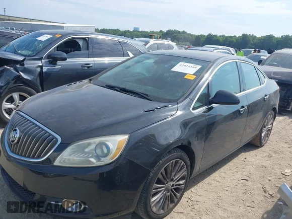 ✅ 2013 Buick Verano • VIN: 1G4PP5SK2D4243132 • Лот: 42925349. Опубліковано раніше на IAAI з пробігом 104 966 миль. Безкоштовний доступ до архіву аукціонних продажів зі США та докладний звіт про історію автомобіля на DreamBid. Зображення 2.