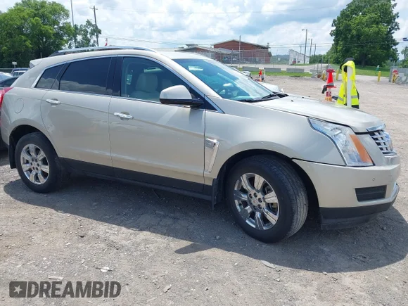 ✅ 2015 Cadillac SRX Luxury Collection • VIN: 3GYFNBE31FS640997 • Lot: 45137646. Wystawiony na IAAI z przebiegiem 39 310 mil. Bezpłatny archiwum sprzedaży aukcyjnych z USA i szczegółowy raport historii pojazdu na DreamBid. Zdjęcie 1.