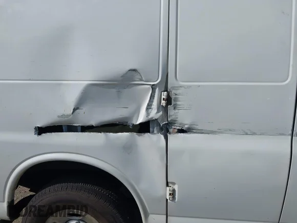 ✅ 2018 Chevrolet Express Cargo • VIN: 1GCWGAFP6J1304221 • Лот: 42526654. Опубліковано раніше на IAAI з пробігом 204 808 миль. Безкоштовний доступ до архіву аукціонних продажів зі США та докладний звіт про історію автомобіля на DreamBid. Зображення 6.