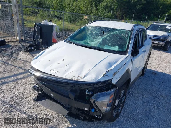 ✅ 2025 Hyundai Kona SEL • VIN: KM8HBCAB0SU338603 • Lot: 45292970. Wystawiony na IAAI z przebiegiem 17 180 mil. Bezpłatny archiwum sprzedaży aukcyjnych z USA i szczegółowy raport historii pojazdu na DreamBid. Zdjęcie 6.