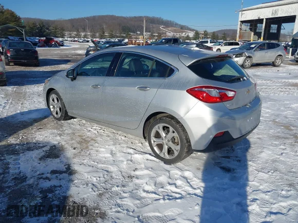 ✅ 2018 Chevrolet Cruze Premier • VIN: 3G1BF6SM4JS625109 • Лот: 43920536. Опубліковано раніше на IAAI з пробігом 82 544 миль. Безкоштовний доступ до архіву аукціонних продажів зі США та докладний звіт про історію автомобіля на DreamBid. Зображення 3.