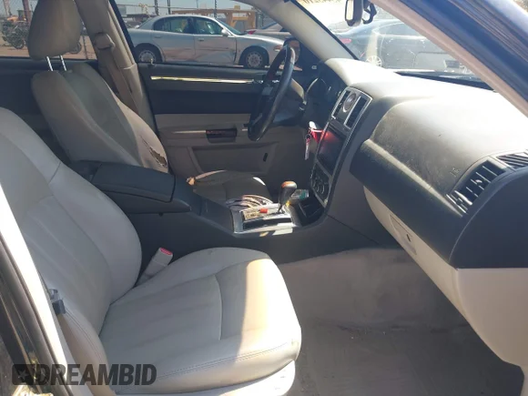 ✅ 2006 Chrysler 300 C • VIN: 2C3LA63H16H527505 • Лот: 45443210. Опубліковано раніше на IAAI з пробігом 169 603 миль. Безкоштовний доступ до архіву аукціонних продажів зі США та докладний звіт про історію автомобіля на DreamBid. Зображення 5.