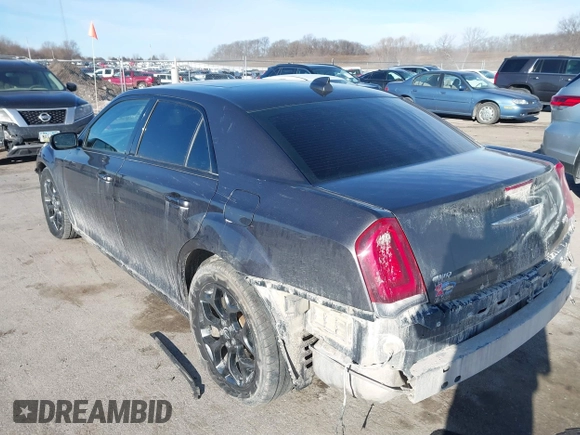✅ 2017 Chrysler 300 S • VIN: 2C3CCAGG2HH553273 • Lot: 43985637. Wystawiony na IAAI z przebiegiem 122 281 mil. Bezpłatny archiwum sprzedaży aukcyjnych z USA i szczegółowy raport historii pojazdu na DreamBid. Zdjęcie 3.