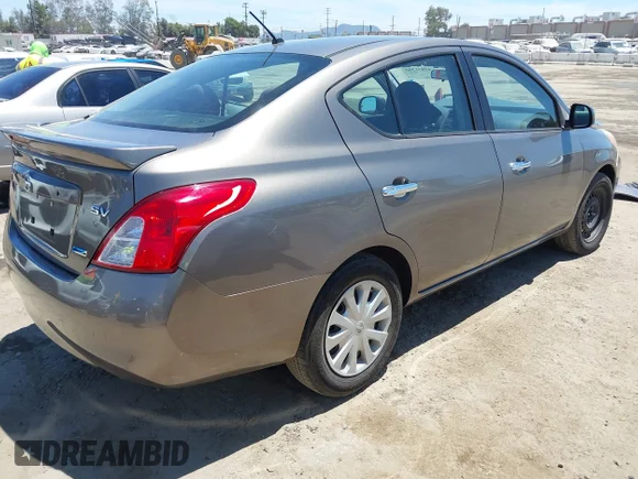 ✅ 2013 Nissan Versa S Plus • VIN: 3N1CN7AP3DL892162 • Lot: 42831545. Wystawiony na IAAI z przebiegiem 150 232 mil. Bezpłatny archiwum sprzedaży aukcyjnych z USA i szczegółowy raport historii pojazdu na DreamBid. Zdjęcie 4.
