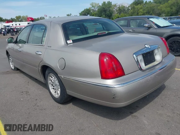 ✅ 2000 Lincoln Town Car Signature • VIN: 1LNHM82W3YY928837 • Лот: 43035722. Опубліковано раніше на IAAI з пробігом 232 979 миль. Безкоштовний доступ до архіву аукціонних продажів зі США та докладний звіт про історію автомобіля на DreamBid. Зображення 3.