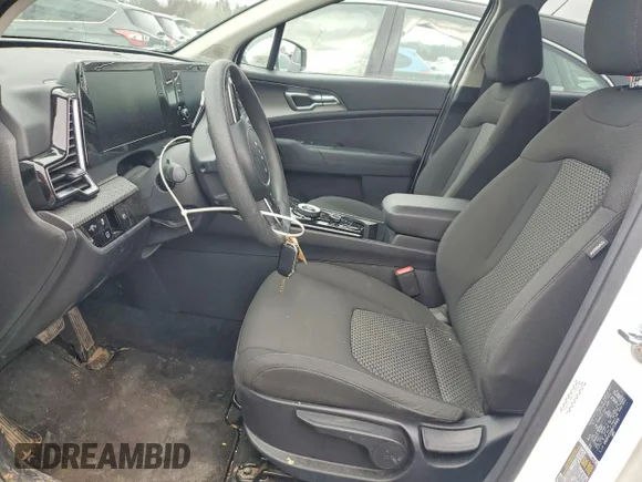 ✅ 2024 Kia Sportage LX • VIN: KNDPUCDG8R7135906 • Lot: 76421245. Wystawiony na Copart z przebiegiem 7 210 mil. Bezpłatny archiwum sprzedaży aukcyjnych z USA i szczegółowy raport historii pojazdu na DreamBid. Zdjęcie 7.