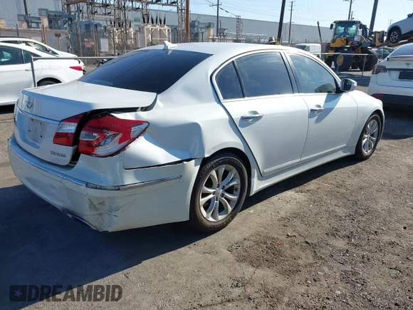 ✅ 2013 Hyundai Genesis 3.8L • VIN: KMHGC4DD6DU215113 • Lot: 43065687. Wystawiony na IAAI z przebiegiem 137 915 mil. Bezpłatny archiwum sprzedaży aukcyjnych z USA i szczegółowy raport historii pojazdu na DreamBid. Zdjęcie 4.