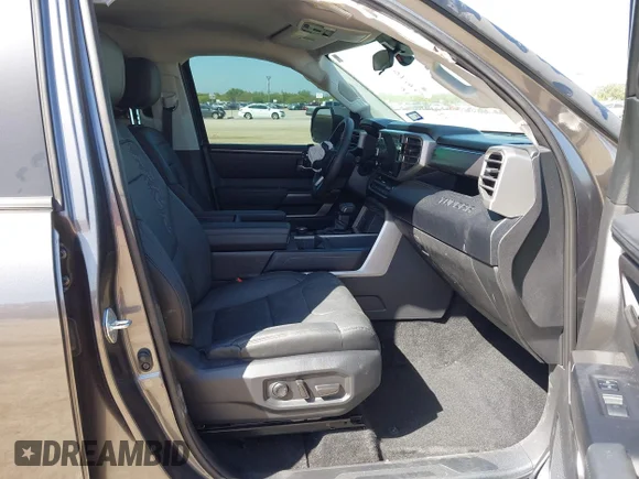 ✅ 2024 Toyota Tundra SR5 • VIN: 5TFLA5AB7RX037073 • Lot: 42876106. Wystawiony na IAAI z przebiegiem 17 556 mil. Bezpłatny archiwum sprzedaży aukcyjnych z USA i szczegółowy raport historii pojazdu na DreamBid. Zdjęcie 5.