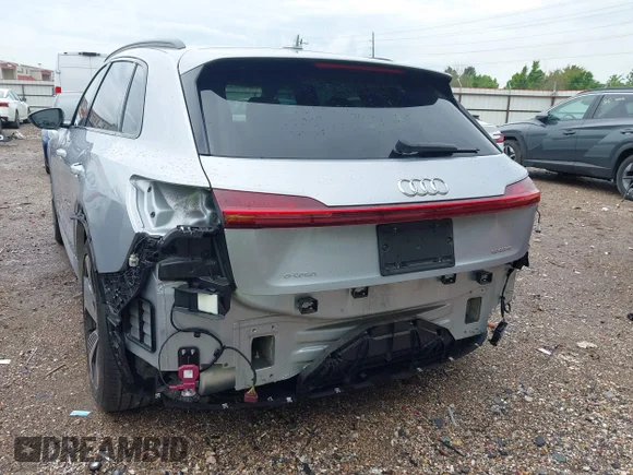 ✅ 2021 Audi e-tron Premium • VIN: WA1AAAGEXMB025162 • Lot: 45130087. Wystawiony na IAAI z przebiegiem 37 589 mil. Bezpłatny archiwum sprzedaży aukcyjnych z USA i szczegółowy raport historii pojazdu na DreamBid. Zdjęcie 6.