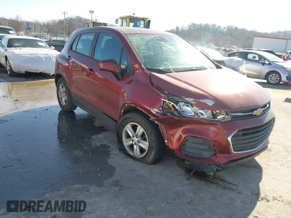 ✅ 2021 Chevrolet Trax LS • VIN: KL7CJKSB7MB331332 • Лот: 44326374. Опубліковано раніше на IAAI з пробігом 95 797 миль. Безкоштовний доступ до архіву аукціонних продажів зі США та докладний звіт про історію автомобіля на DreamBid. Зображення 1.