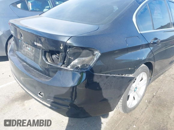 ✅ 2018 BMW 3 Series 330i xDrive • VIN: WBA8D9C50JEM32446 • Lot: 43695935. Wystawiony na IAAI z przebiegiem 84 969 mil. Bezpłatny archiwum sprzedaży aukcyjnych z USA i szczegółowy raport historii pojazdu na DreamBid. Zdjęcie 6.