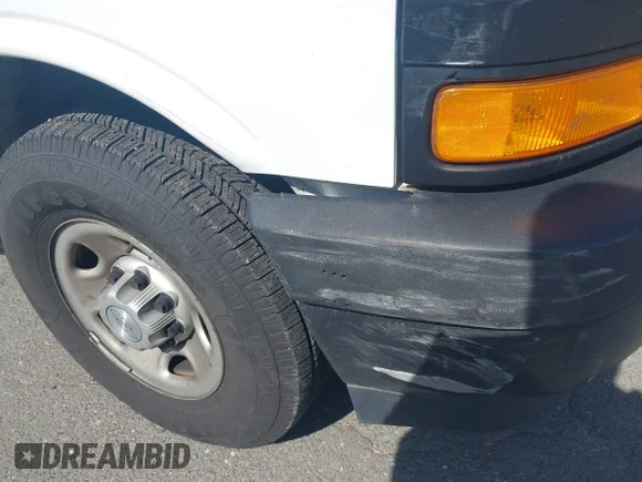 ✅ 2019 Chevrolet Express Cargo • VIN: 1GCWGAFP2K1251874 • Lot: 42224489. Wystawiony na IAAI z przebiegiem 179 252 mil. Bezpłatny archiwum sprzedaży aukcyjnych z USA i szczegółowy raport historii pojazdu na DreamBid. Zdjęcie 6.