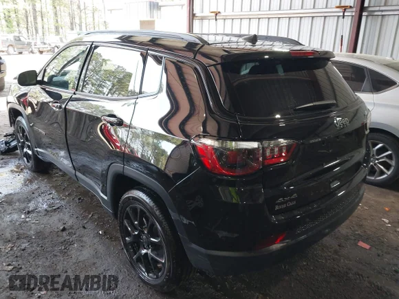 ✅ 2026 Jeep Compass Latitude Altitude • VIN: 3C4NJDBN2TT178888 • Lot: 44756871. Wystawiony na IAAI z przebiegiem 585 mil. Bezpłatny archiwum sprzedaży aukcyjnych z USA i szczegółowy raport historii pojazdu na DreamBid. Zdjęcie 3.