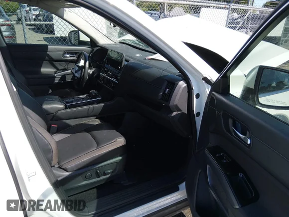 ✅ 2024 Nissan Pathfinder SL • VIN: 5N1DR3CC3RC201932 • Lot: 45130875. Wystawiony na IAAI z przebiegiem 31 297 mil. Bezpłatny archiwum sprzedaży aukcyjnych z USA i szczegółowy raport historii pojazdu na DreamBid. Zdjęcie 5.