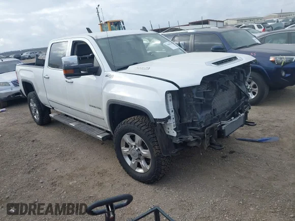 ✅ 2018 GMC Sierra 2500HD SLT • VIN: 1GT12TEY8JF102899 • Lot: 44482700. Wystawiony na IAAI z przebiegiem 186 639 mil. Bezpłatny archiwum sprzedaży aukcyjnych z USA i szczegółowy raport historii pojazdu na DreamBid. Zdjęcie 1.