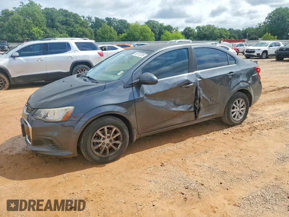 ✅ 2017 Chevrolet Sonic LT • VIN: 1G1JD5SG2H4173824 • Lot: 56810976. Wystawiony na Copart z przebiegiem 119 286 mil. Bezpłatny archiwum sprzedaży aukcyjnych z USA i szczegółowy raport historii pojazdu na DreamBid. Zdjęcie 1.