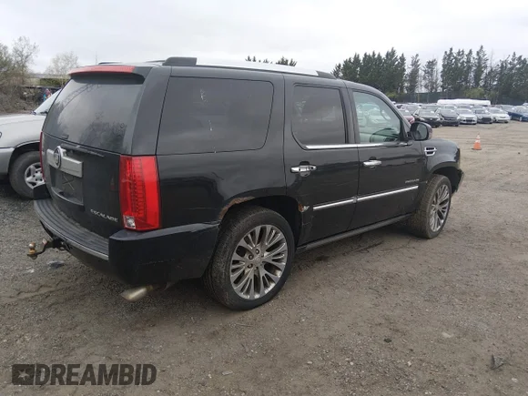 ✅ 2010 Cadillac Escalade Premium • VIN: 1GYUKCEF5AR157881 • Lot: 44920932. Wystawiony na IAAI z przebiegiem 226 972 mil. Bezpłatny archiwum sprzedaży aukcyjnych z USA i szczegółowy raport historii pojazdu na DreamBid. Zdjęcie 4.