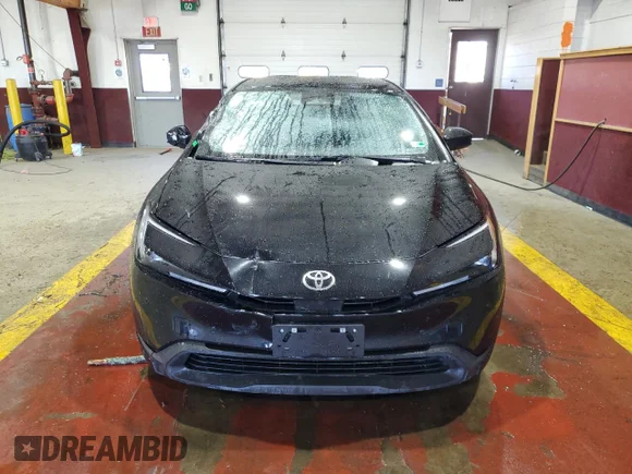 ✅ 2025 Toyota Prius LE • VIN: JTDADABU5S3026805 • Lot: 69273635. Wystawiony na Copart z przebiegiem 14 089 mil. Bezpłatny archiwum sprzedaży aukcyjnych z USA i szczegółowy raport historii pojazdu na DreamBid. Zdjęcie 5.