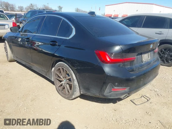 ✅ 2019 BMW 3 Series 330i • VIN: WBA5R1C51KAK11002 • Lot: 44325848. Wystawiony na IAAI z przebiegiem 80 125 mil. Bezpłatny archiwum sprzedaży aukcyjnych z USA i szczegółowy raport historii pojazdu na DreamBid. Zdjęcie 3.