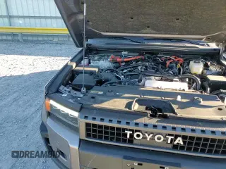 ✅ 2025 Toyota Land Cruiser 1958 Edition • VIN: JTEABFAJ2SK044321 • Lot: 92323315. Wystawiony na Copart z przebiegiem 6 524 mil. Bezpłatny archiwum sprzedaży aukcyjnych z USA i szczegółowy raport historii pojazdu na DreamBid. Zdjęcie 13.