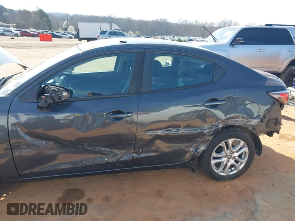✅ 2017 Toyota Yaris • VIN: 3MYDLBYV2HY183389 • Lot: 44544915. Wystawiony na IAAI z przebiegiem 117 914 mil. Bezpłatny archiwum sprzedaży aukcyjnych z USA i szczegółowy raport historii pojazdu na DreamBid. Zdjęcie 6.
