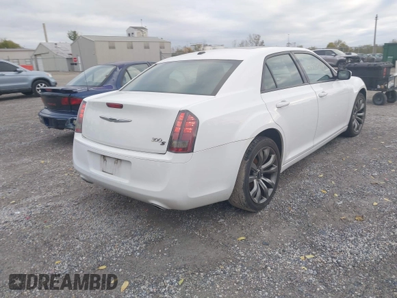 ✅ 2014 Chrysler 300 S • VIN: 2C3CCABG7EH308570 • Lot: 43510214. Wystawiony na IAAI z przebiegiem 100 844 mil. Bezpłatny archiwum sprzedaży aukcyjnych z USA i szczegółowy raport historii pojazdu na DreamBid. Zdjęcie 4.