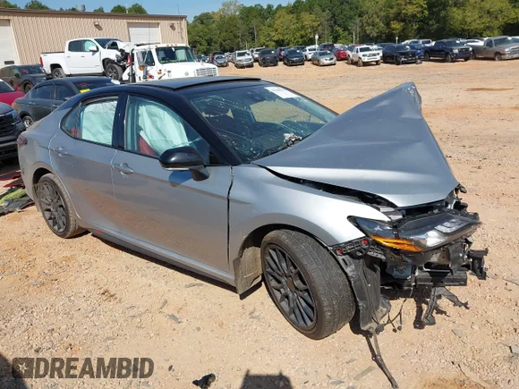 ✅ 2021 Toyota Camry XSE • VIN: 4T1KZ1AK4MU057963 • Lot: 43248033. Wystawiony na IAAI z przebiegiem 79 104 mil. Bezpłatny archiwum sprzedaży aukcyjnych z USA i szczegółowy raport historii pojazdu na DreamBid. Zdjęcie 1.