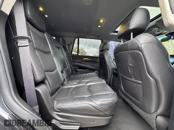 ✅ 2019 Cadillac Escalade Luxury • VIN: 1GYS4BKJ4KR364476 • Lot: 45086898. Wystawiony na IAAI z przebiegiem 192 824 mil. Bezpłatny archiwum sprzedaży aukcyjnych z USA i szczegółowy raport historii pojazdu na DreamBid. Zdjęcie 6.