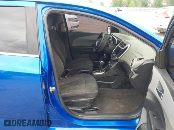 ✅ 2020 Chevrolet Sonic LT • VIN: 1G1JD5SB7L4122459 • Lot: 44866495. Wystawiony na IAAI z przebiegiem 98 650 mil. Bezpłatny archiwum sprzedaży aukcyjnych z USA i szczegółowy raport historii pojazdu na DreamBid. Zdjęcie 5.
