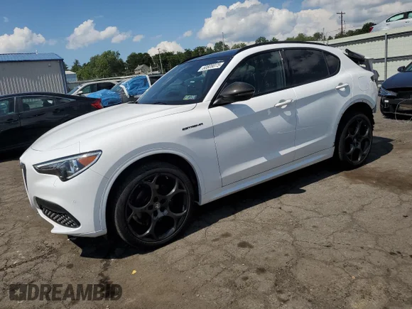 ✅ 2023 Alfa Romeo Stelvio Ti • VIN: ZASPAKBNXP7D54942 • Lot: 60809075. Wystawiony na Copart z przebiegiem 19 717 mil. Bezpłatny archiwum sprzedaży aukcyjnych z USA i szczegółowy raport historii pojazdu na DreamBid. Zdjęcie 1.