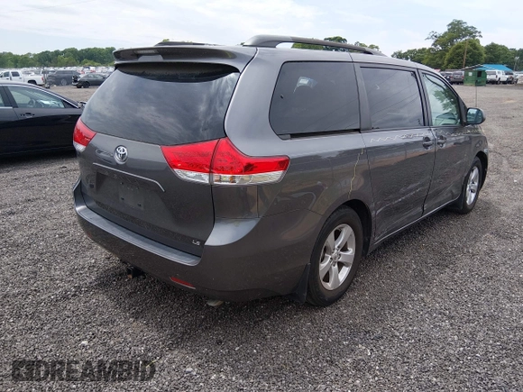 ✅ 2014 Toyota Sienna LE • VIN: 5TDKK3DC5ES435948 • Lot: 45033176. Wystawiony na IAAI z przebiegiem 128 877 mil. Bezpłatny archiwum sprzedaży aukcyjnych z USA i szczegółowy raport historii pojazdu na DreamBid. Zdjęcie 4.