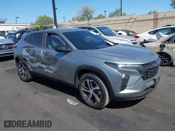 ✅ 2025 Chevrolet Trax 1RS • VIN: KL77LGEP6SC321611 • Lot: 44869573. Wystawiony na IAAI z przebiegiem 24 604 mil. Bezpłatny archiwum sprzedaży aukcyjnych z USA i szczegółowy raport historii pojazdu na DreamBid. Zdjęcie 1.