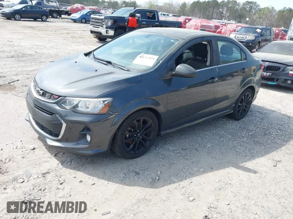 ✅ 2018 Chevrolet Sonic LT • VIN: 1G1JD5SB0J4120128 • Лот: 44692824. Опубліковано раніше на IAAI з пробігом 92 719 миль. Безкоштовний доступ до архіву аукціонних продажів зі США та докладний звіт про історію автомобіля на DreamBid. Зображення 2.