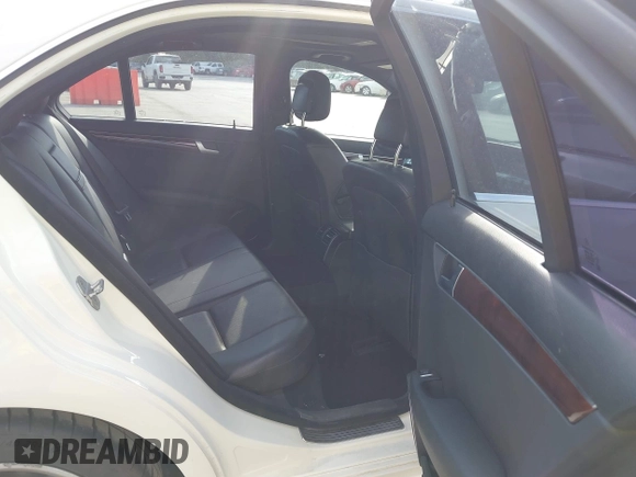 ✅ 2012 Mercedes-Benz C 300 Sport • VIN: WDDGF8BB1CR201941 • Lot: 43215898. Wystawiony na IAAI z przebiegiem 152 154 mil. Bezpłatny archiwum sprzedaży aukcyjnych z USA i szczegółowy raport historii pojazdu na DreamBid. Zdjęcie 8.