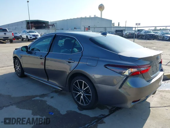 ✅ 2021 Toyota Camry SE Nightshade • VIN: 4T1G11AK5MU527267 • Lot: 42364537. Wystawiony na IAAI z przebiegiem 57 297 mil. Bezpłatny archiwum sprzedaży aukcyjnych z USA i szczegółowy raport historii pojazdu na DreamBid. Zdjęcie 3.