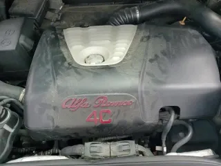 ✅ 2017 Alfa Romeo 4C • VIN: ZARBAAA48HM245037 • Lot: 54715475. Wystawiony na Copart z przebiegiem 72 650 mil. Bezpłatny archiwum sprzedaży aukcyjnych z USA i szczegółowy raport historii pojazdu na DreamBid. Zdjęcie 13.