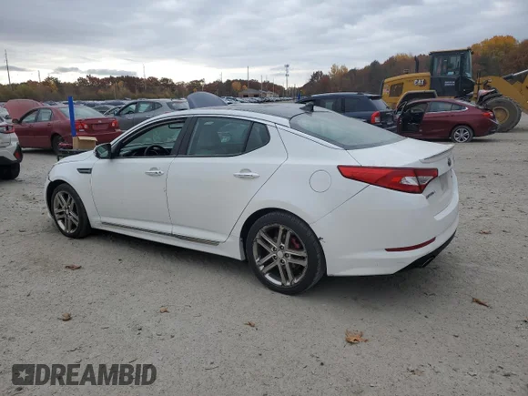 ✅ 2013 Kia Optima SX • VIN: 5XXGR4A6XDG218269 • Лот: 75607244. Опубліковано раніше на Copart з пробігом 211 095 миль. Безкоштовний доступ до архіву аукціонних продажів зі США та докладний звіт про історію автомобіля на DreamBid. Зображення 2.
