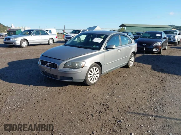 ✅ 2005 Volvo S40 • VIN: YV1MS390X52118143 • Лот: 43386651. Опубліковано раніше на IAAI з пробігом 106 299 миль. Безкоштовний доступ до архіву аукціонних продажів зі США та докладний звіт про історію автомобіля на DreamBid. Зображення 2.