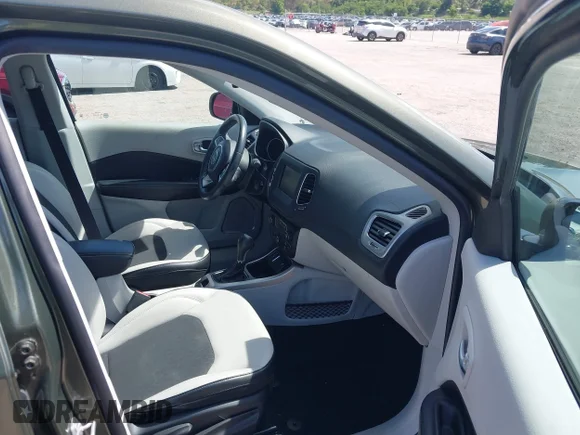 ✅ 2019 Jeep Compass Latitude • VIN: 3C4NJCBB7KT803235 • Lot: 45254931. Wystawiony na IAAI z przebiegiem 86 820 mil. Bezpłatny archiwum sprzedaży aukcyjnych z USA i szczegółowy raport historii pojazdu na DreamBid. Zdjęcie 5.