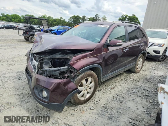 ✅ 2013 Kia Sorento LX • VIN: 5XYKT3A64DG358173 • Лот: 54701626. Опубліковано раніше на Copart з пробігом 221 765 миль. Безкоштовний доступ до архіву аукціонних продажів зі США та докладний звіт про історію автомобіля на DreamBid. Зображення 1.
