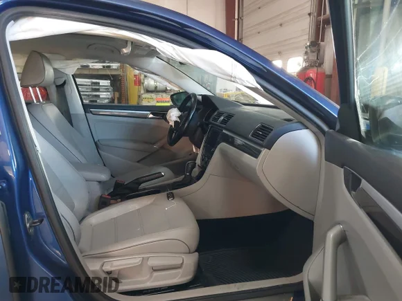 ✅ 2017 Volkswagen Passat SE • VIN: 1VWGT7A38HC080047 • Lot: 43984509. Wystawiony na IAAI z przebiegiem 113 414 mil. Bezpłatny archiwum sprzedaży aukcyjnych z USA i szczegółowy raport historii pojazdu na DreamBid. Zdjęcie 5.