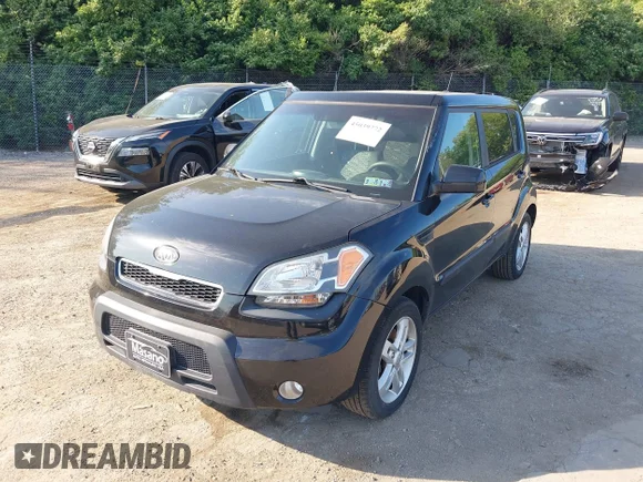 ✅ 2011 Kia Soul + • VIN: KNDJT2A29B7240083 • Лот: 45039772. Опубліковано раніше на IAAI з пробігом 100 330 миль. Безкоштовний доступ до архіву аукціонних продажів зі США та докладний звіт про історію автомобіля на DreamBid. Зображення 2.