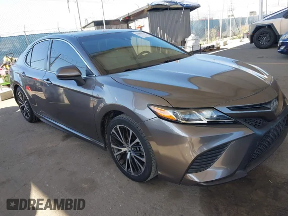 ✅ 2018 Toyota Camry SE • VIN: 4T1B11HK1JU607693 • Лот: 45064514. Опубліковано раніше на IAAI з пробігом 73 318 миль. Безкоштовний доступ до архіву аукціонних продажів зі США та докладний звіт про історію автомобіля на DreamBid. Зображення 1.